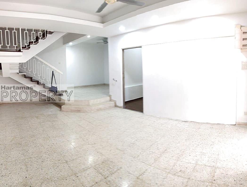 Freehold 2 story terrace house at Damansara Jaya open for sale