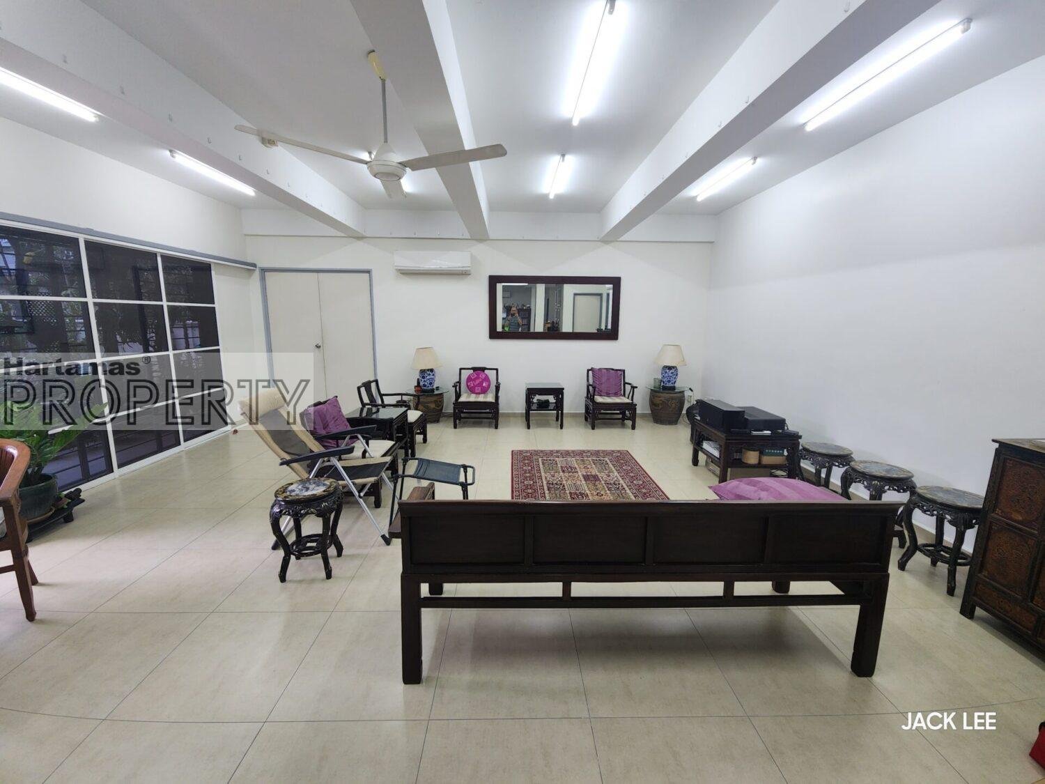 TAMAN TUN DR ISMAIL – Athinahapan 2sty corner lot with big land area