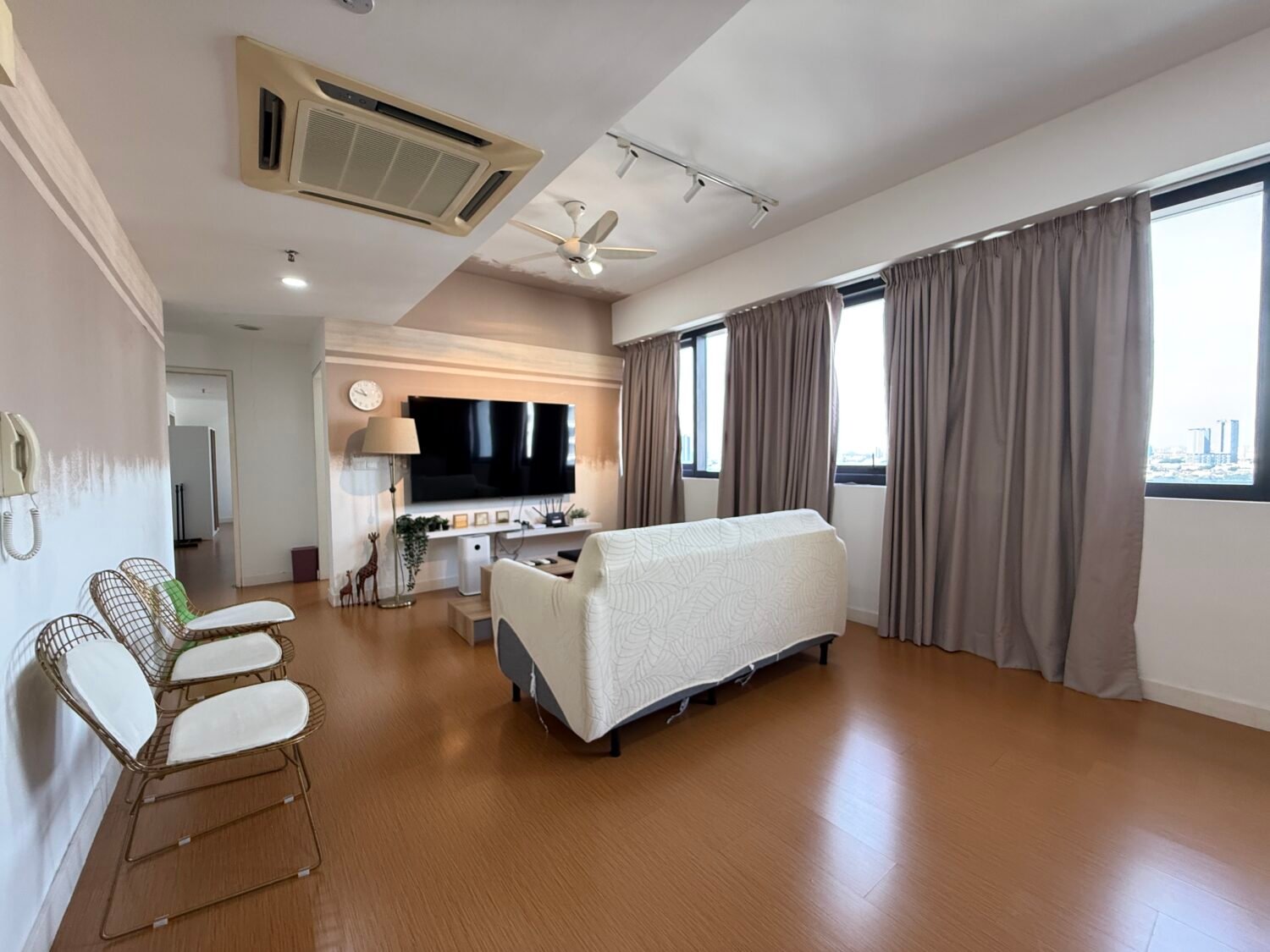 2R2B 2CP Fully Furnished Unit @ The Hub SS2