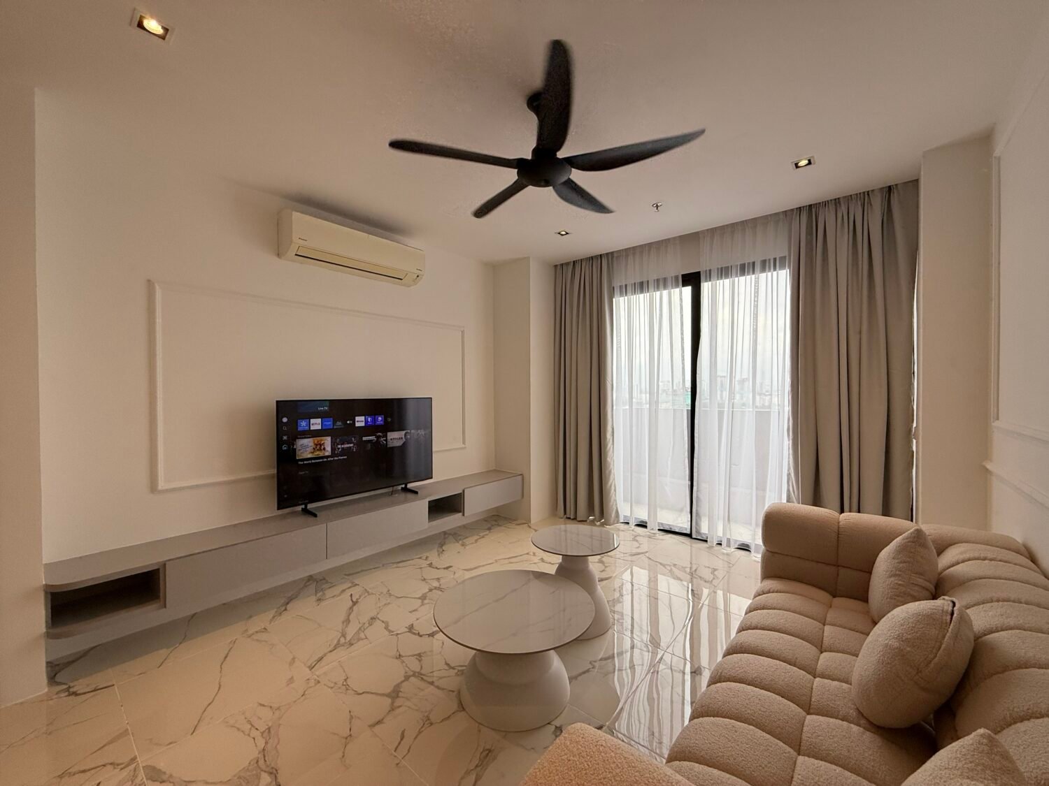 Lumi Tropicana – 2 Bed 2 Baths Fully Furnish 862sf